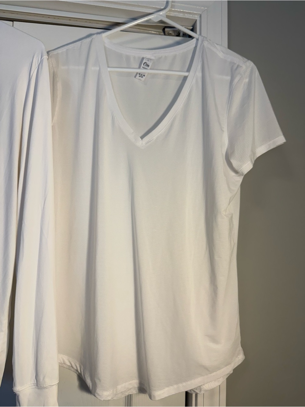 Zyia active White V-Neck Short Sleeve Top size large